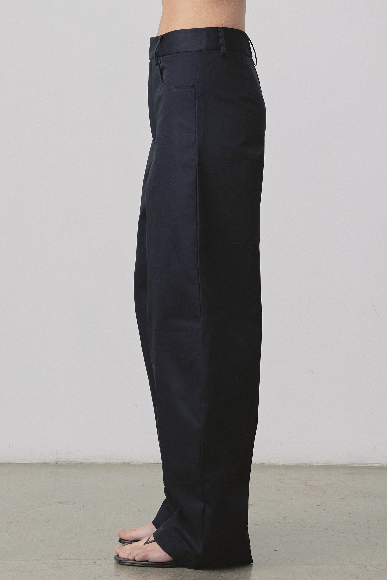 Barrel Trouser in Navy