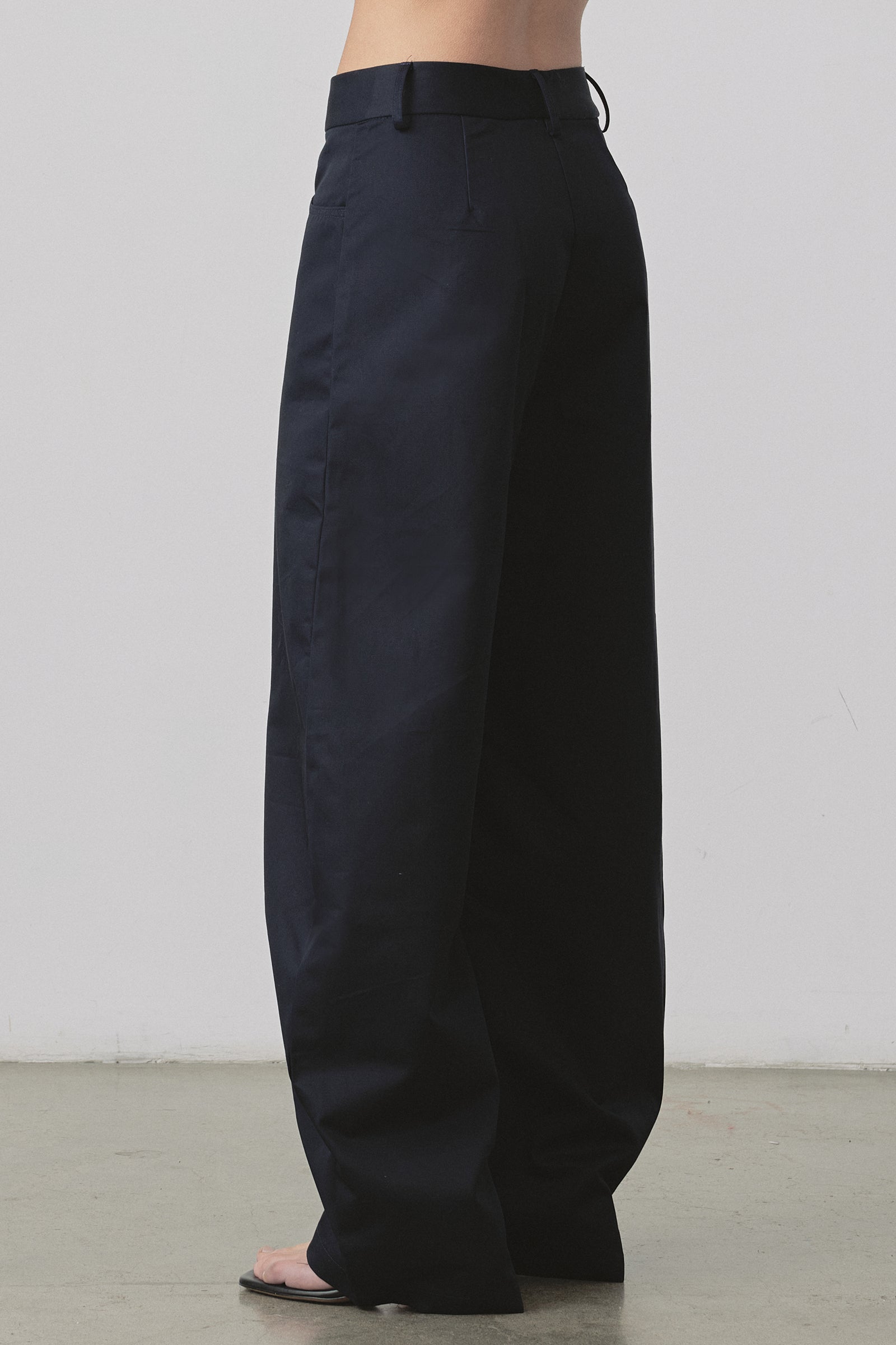 Barrel Trouser in Navy