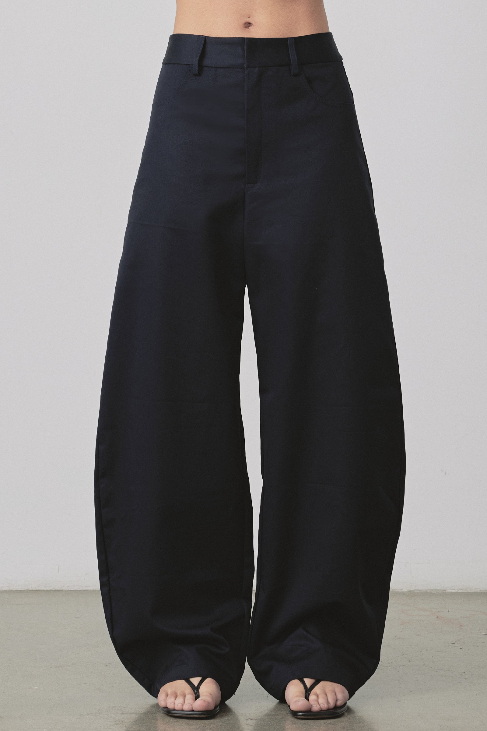 Barrel Trouser in Navy