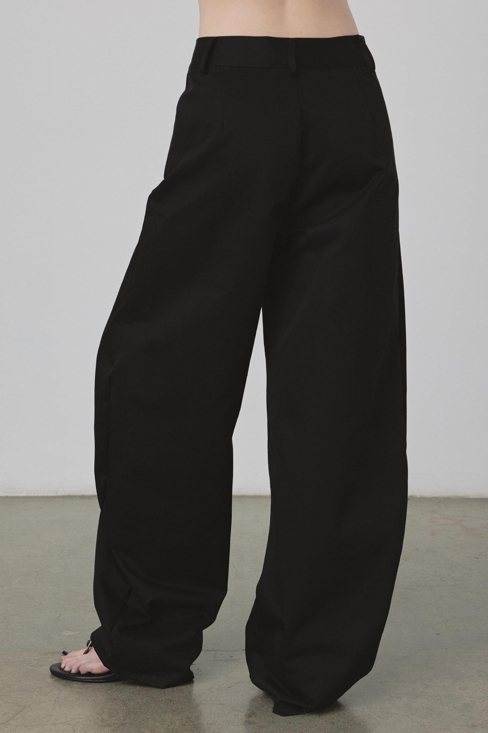 Barrel Cotton Trouser in Black