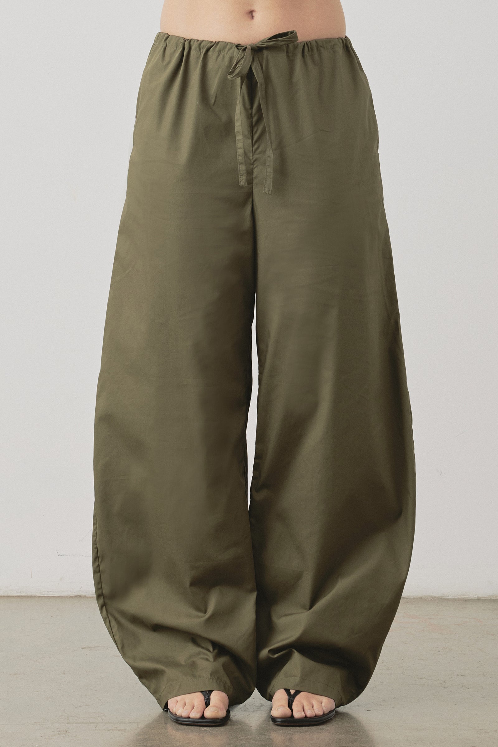 Pantalon baril à cordon de serrage kaki