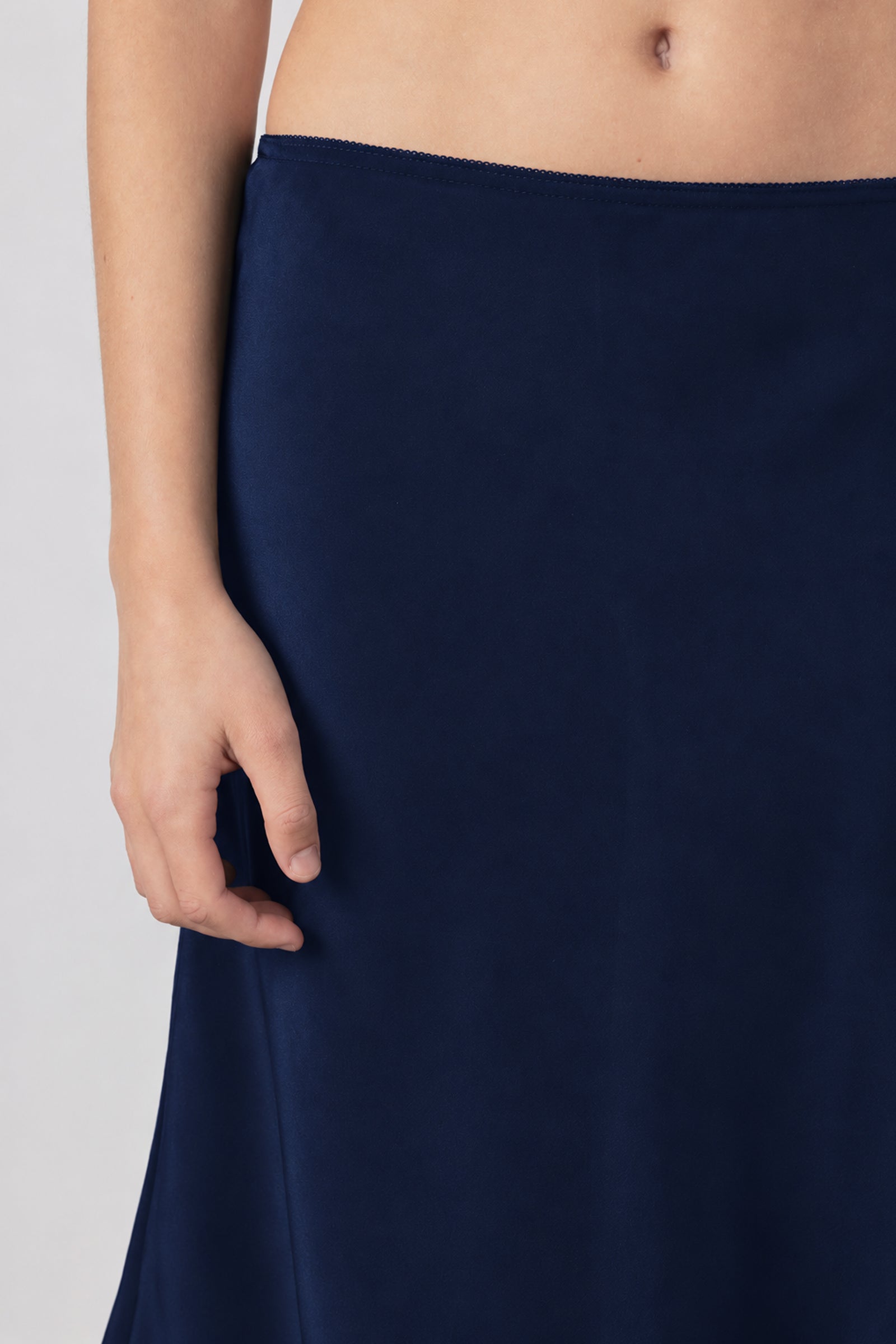 Jupe mi-longue Picot en satin noir