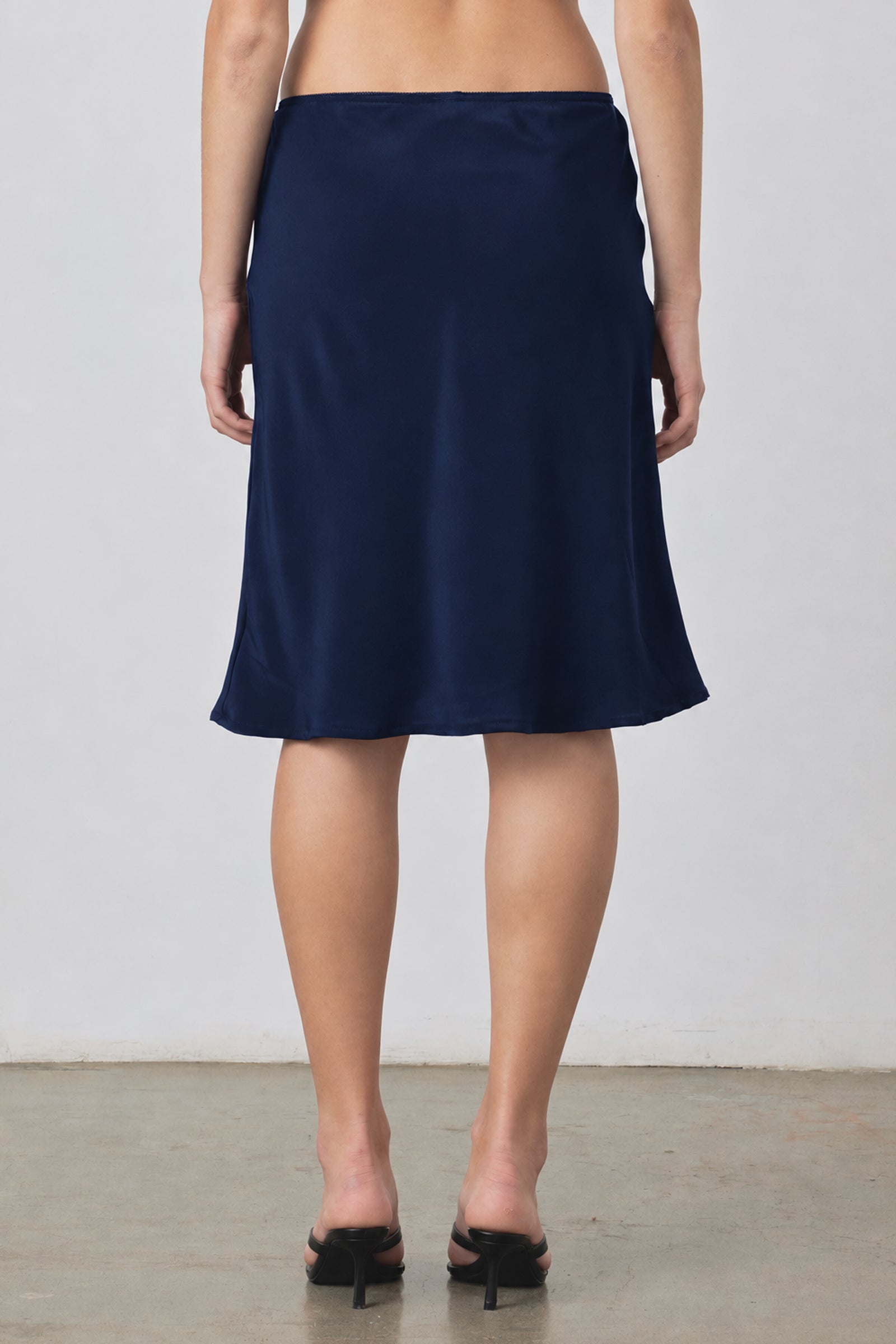 Jupe mi-longue Picot en satin noir