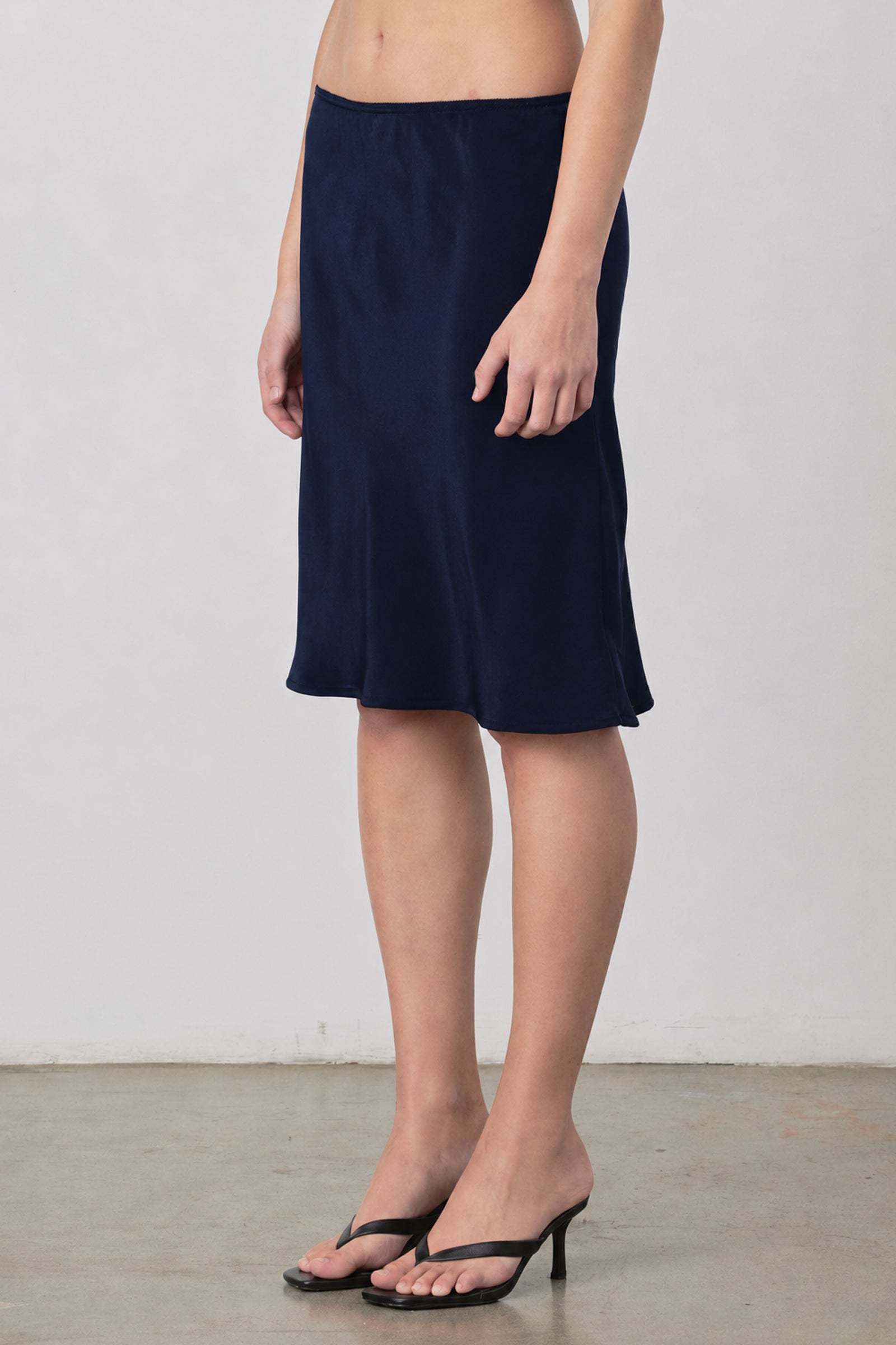 Jupe mi-longue Picot en satin noir