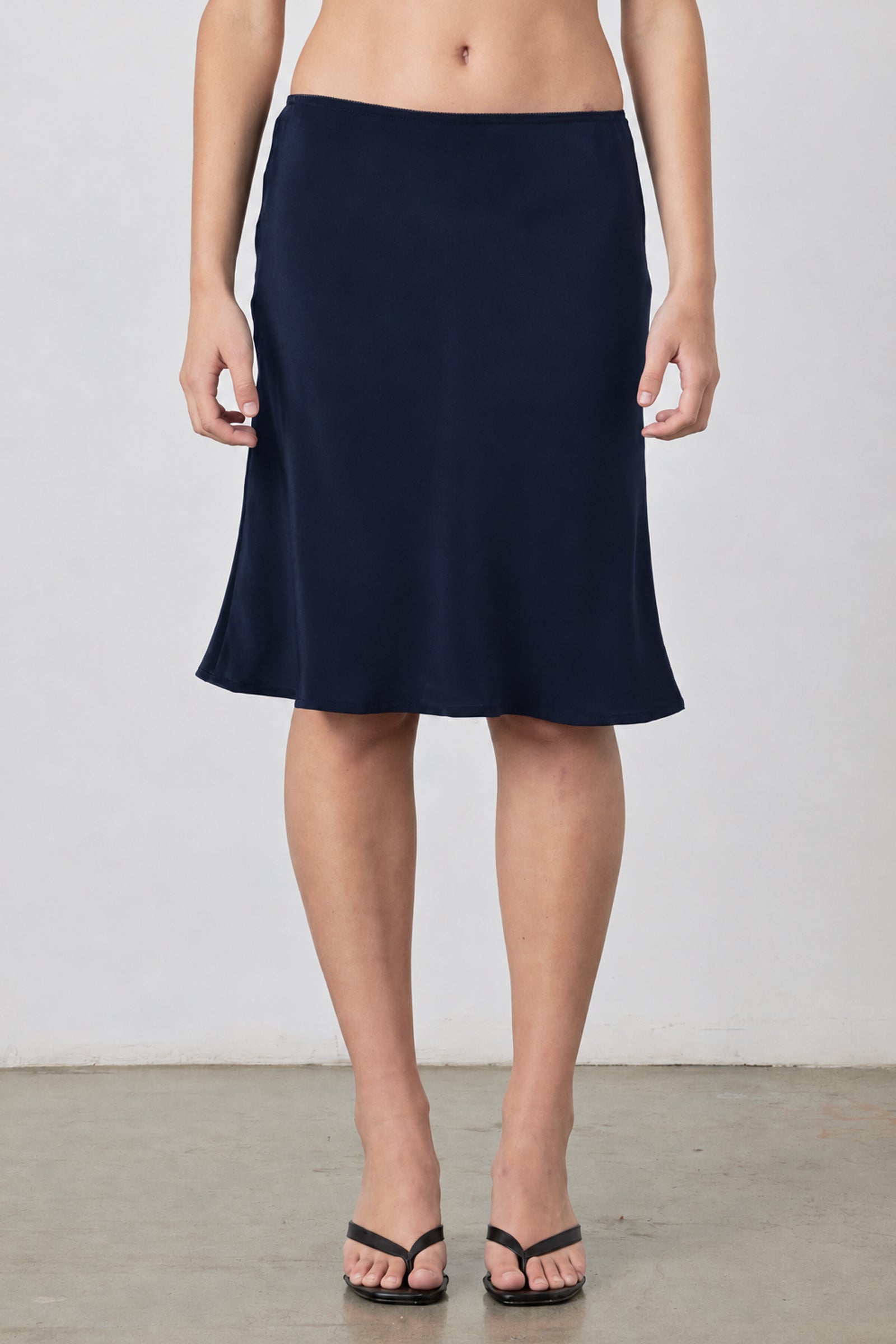 Jupe mi-longue Picot en satin noir